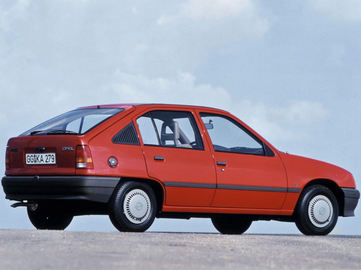 Opel kadett e седан